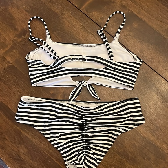 Black and white bikini - Picture 4 of 10